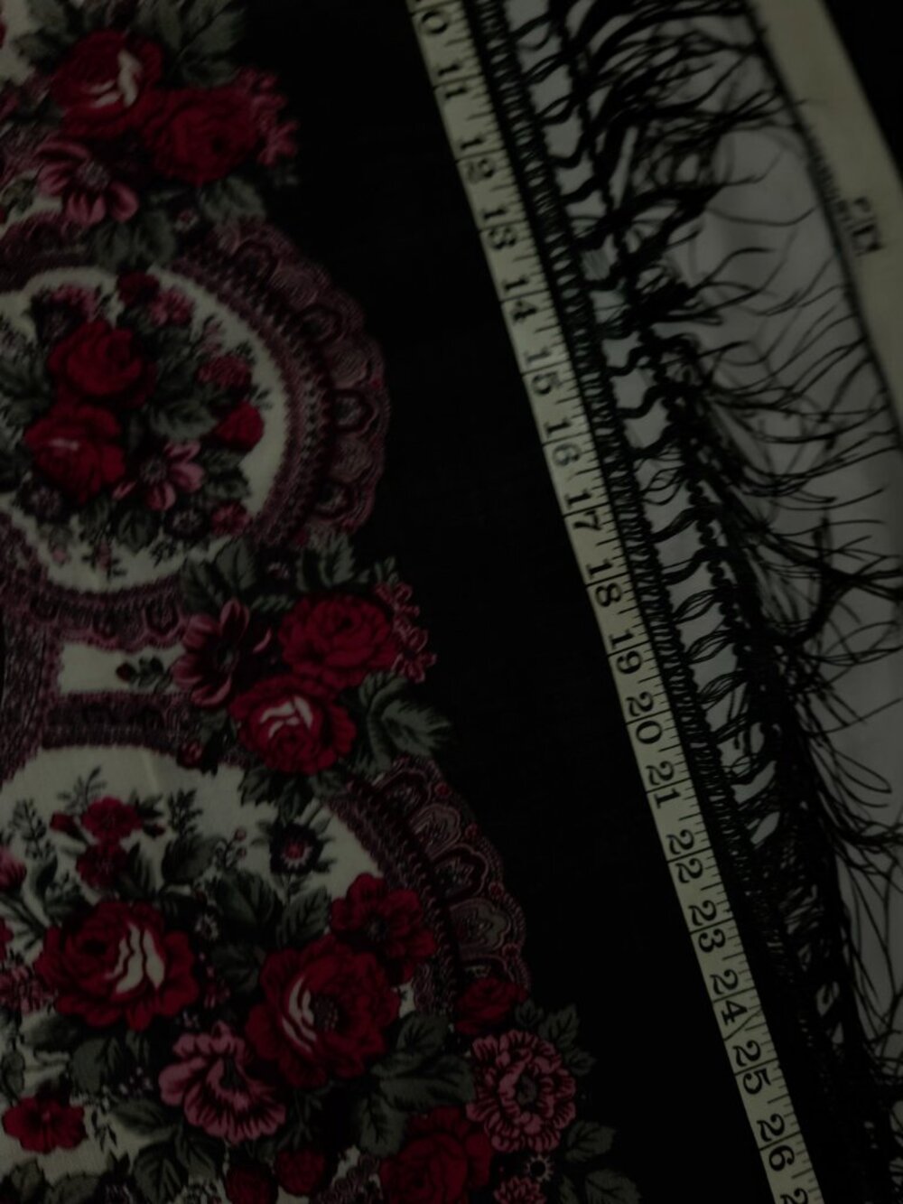 Vintage Dark Green Wool Rose Scarf/Wrap with hand-knotted fringe from Germany - Picture 8 of 10